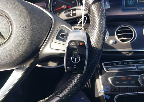 2017 Mercedes-Benz E 300 4Matic z USA, uszkodzony, nr VIN WDDZF4KB1HA230251